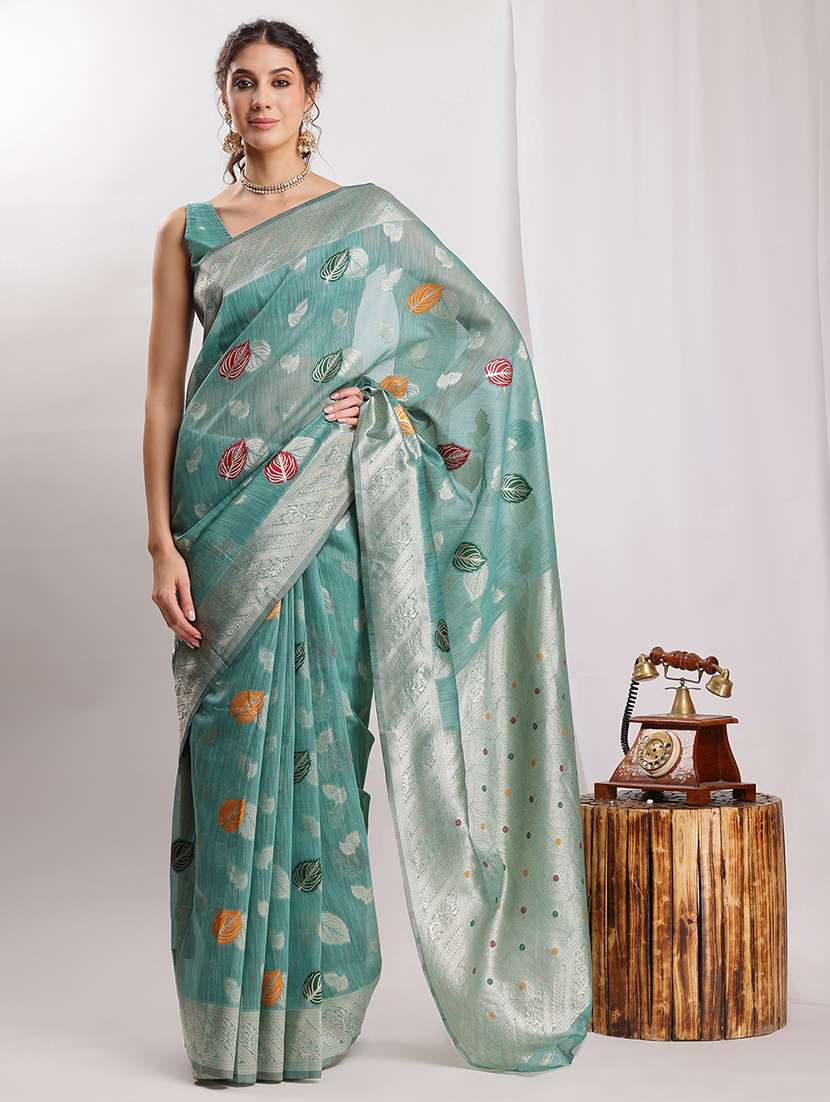 women self design bordered saree with blouse