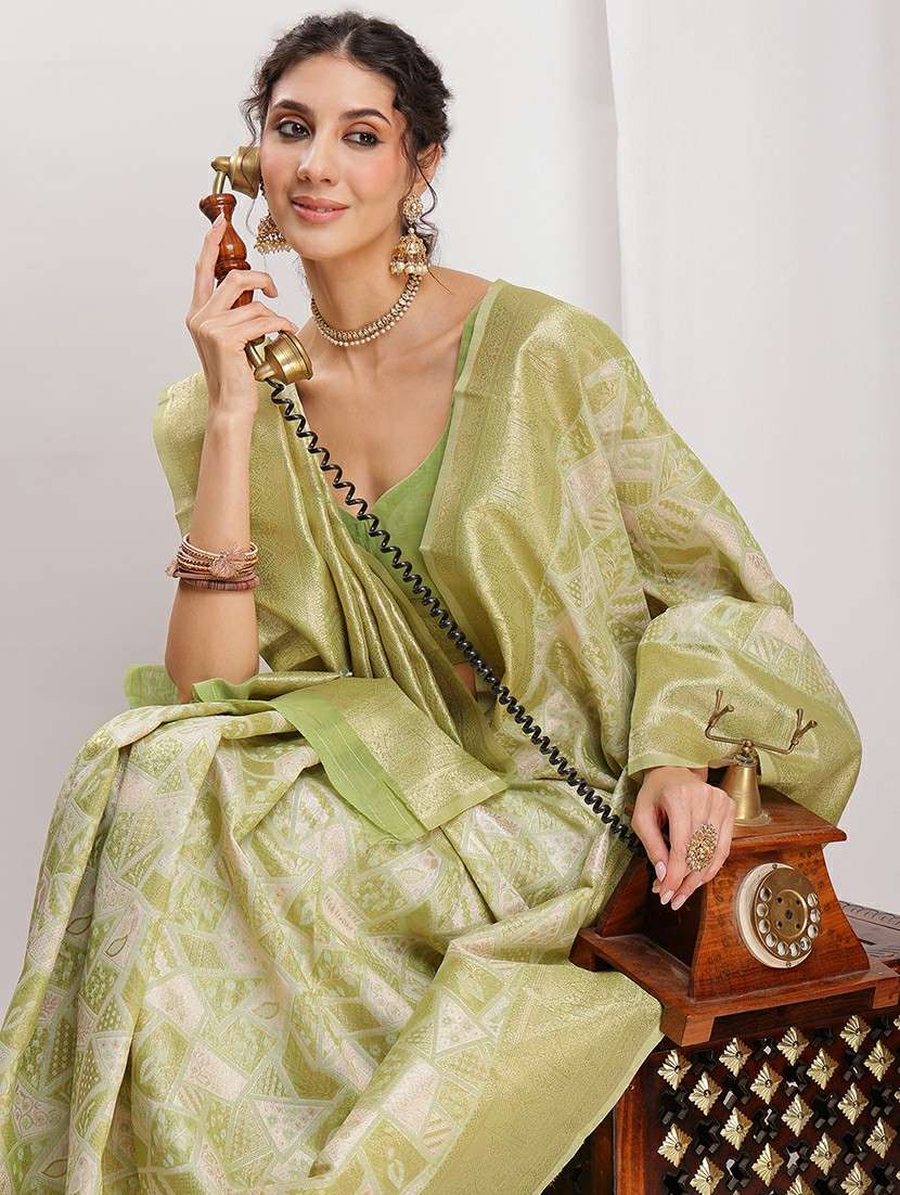 women self design banarasi saree with blouse - 22144644 - Standard Image - 5