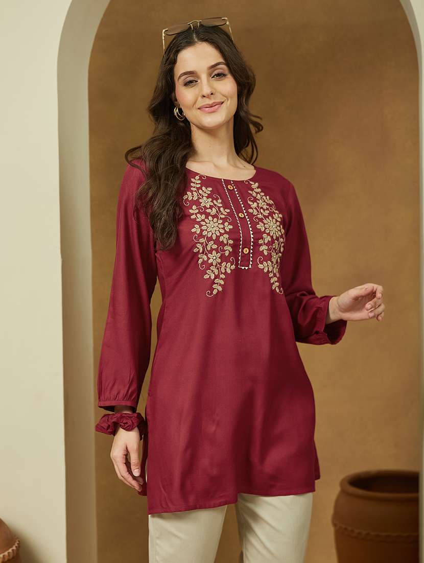 women embroidered long sleeve straight kurti