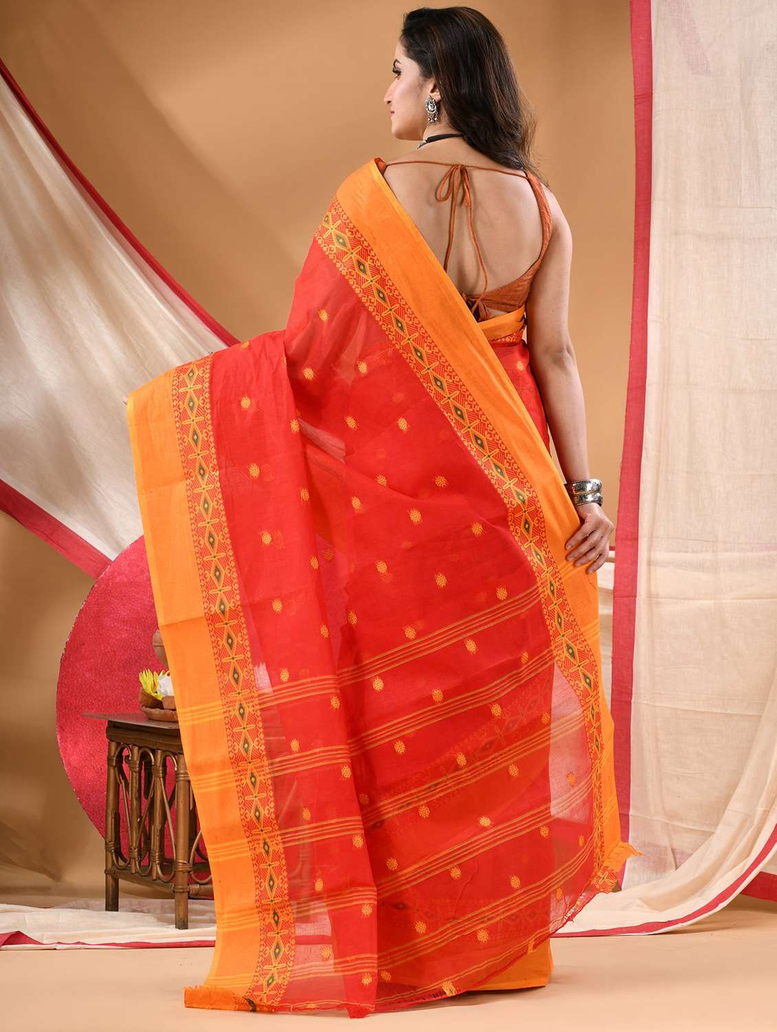 women self design tant saree - 22144950 -  Standard Image - 3