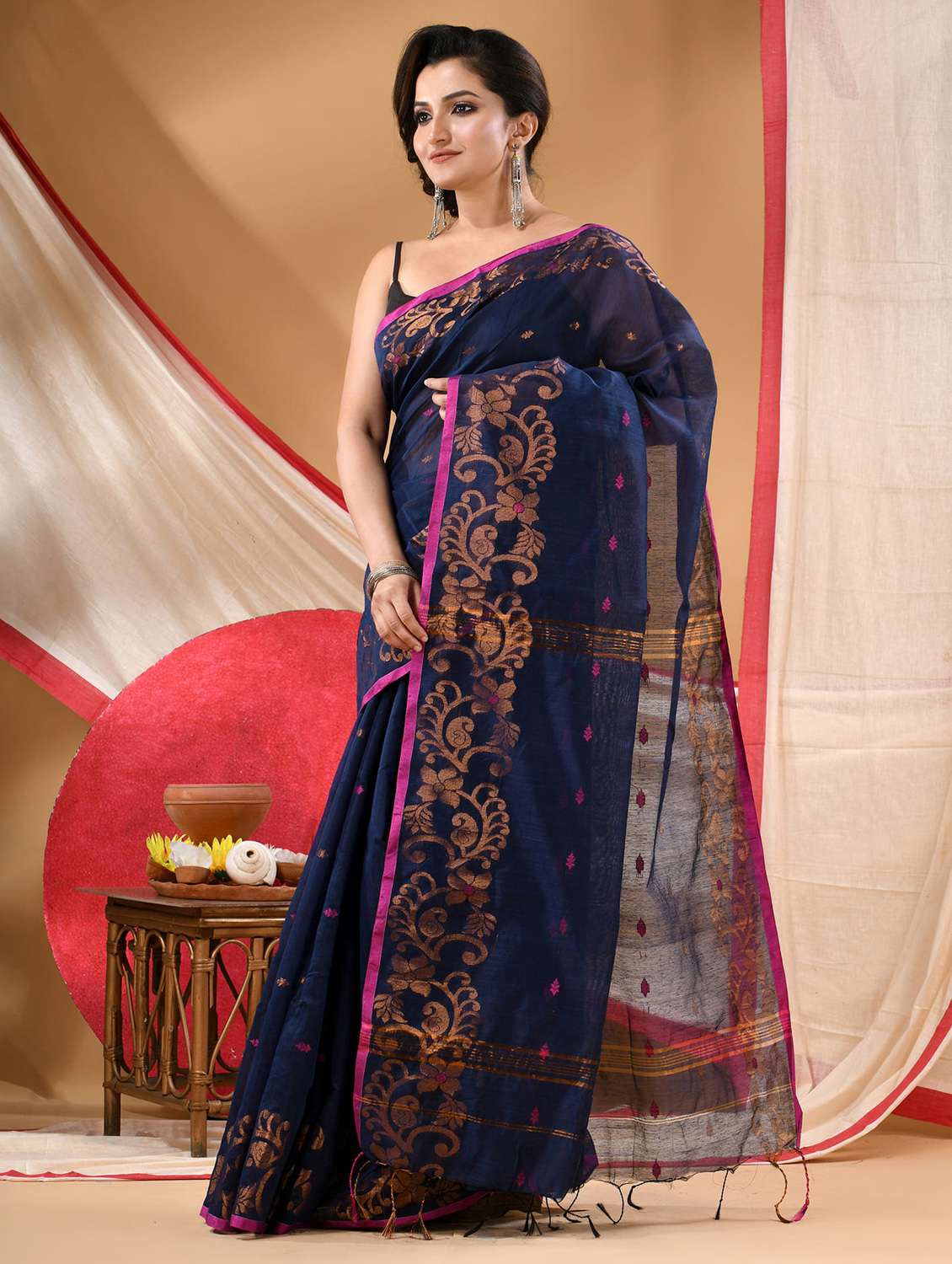 women self design handloom saree with blouse