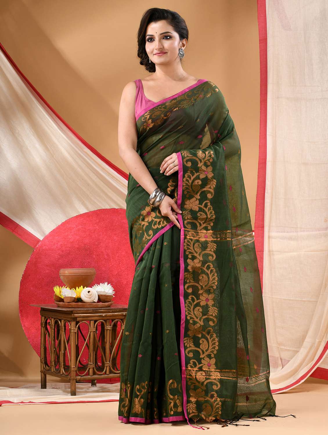 women self design handloom saree with blouse