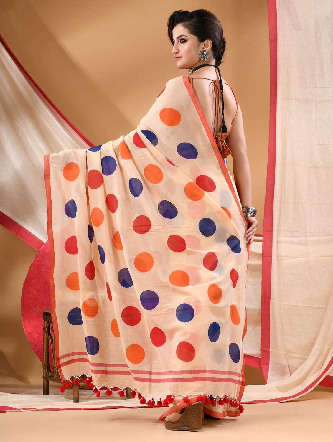 women polka dot printed saree - 22144959 - Standard Image - 3