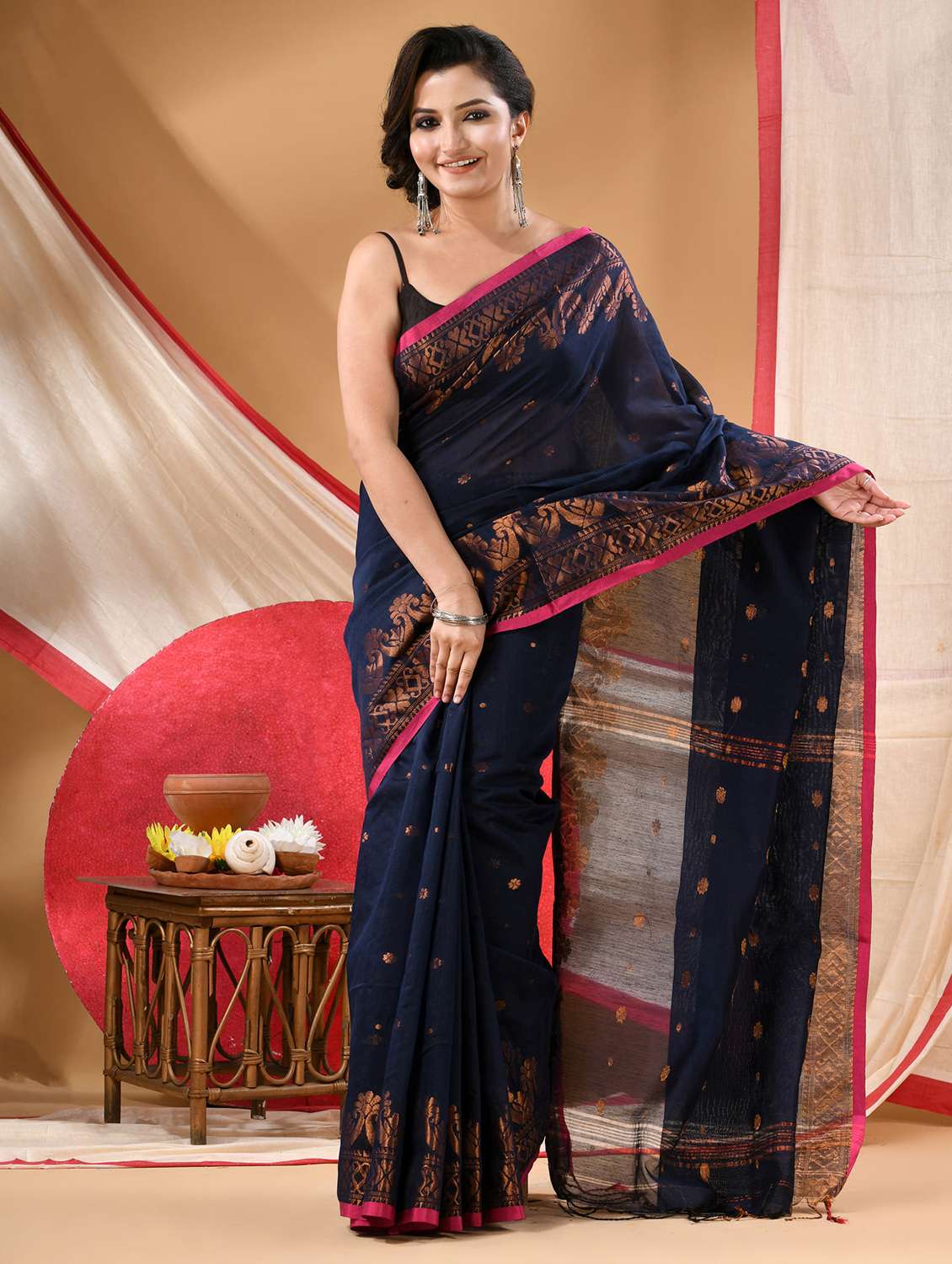 women self design handloom saree with blouse