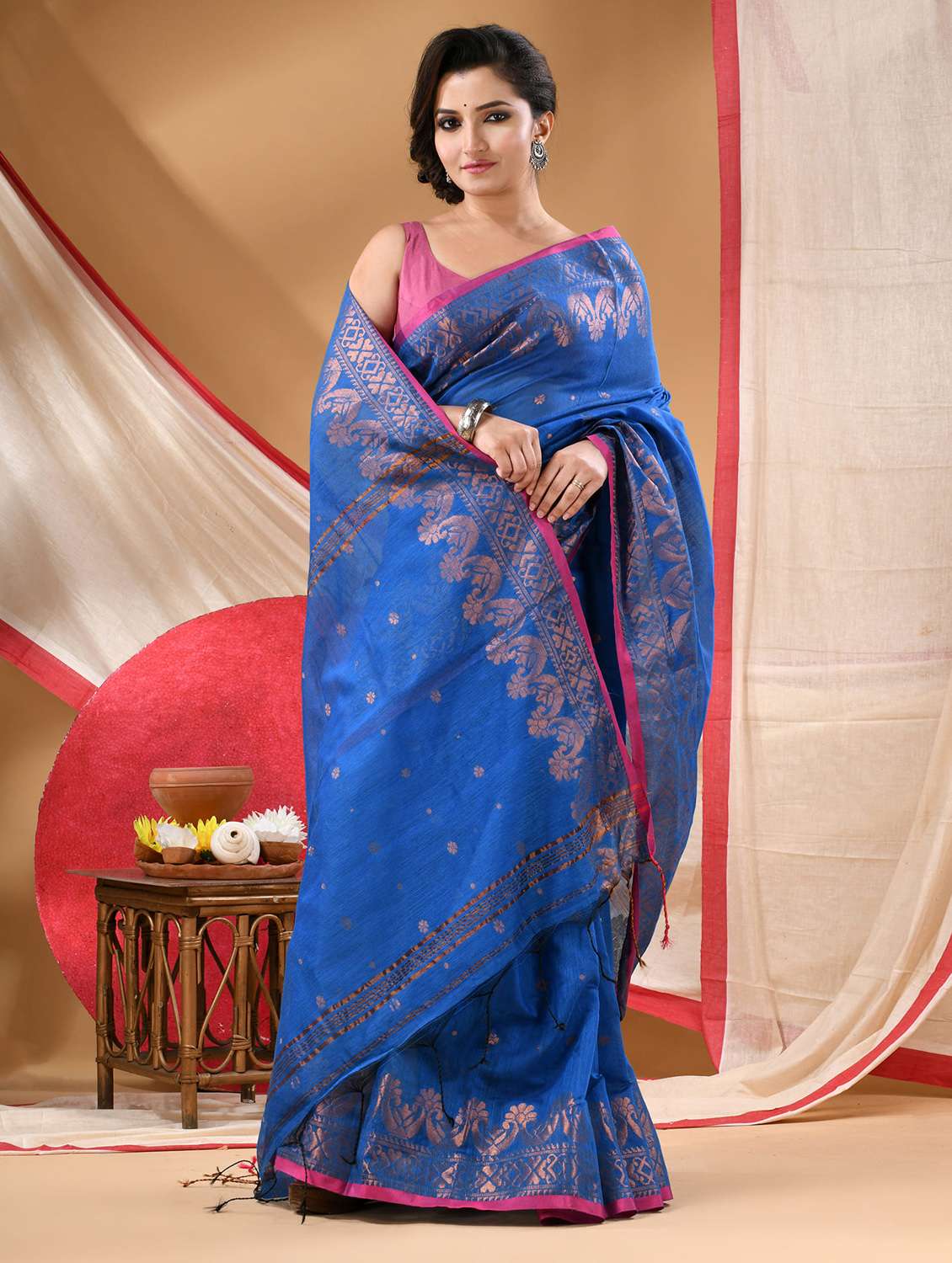women self design handloom saree with blouse