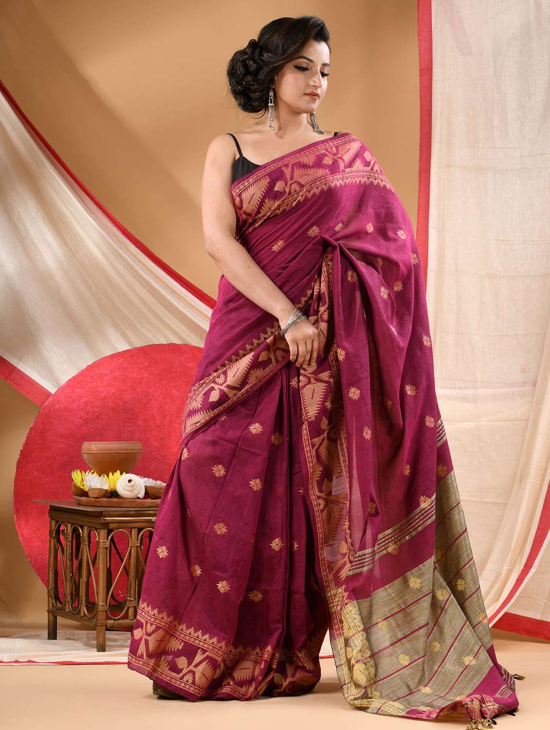 women self design handloom saree with blouse - 22144977 - Zoom Image - 0