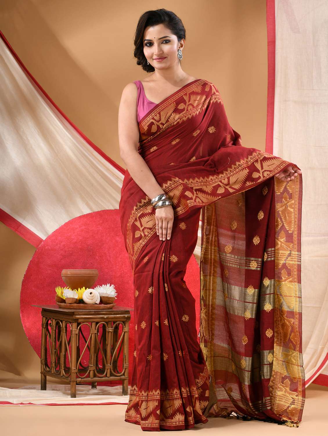 women self design handloom saree with blouse - 22144978 - Zoom Image - 0