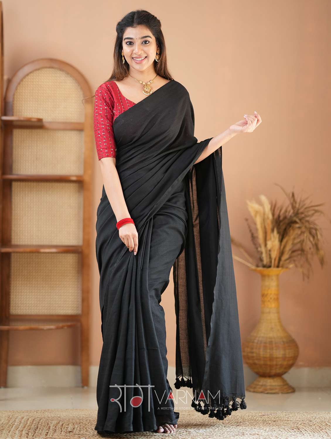 women solid handloom saree with blouse