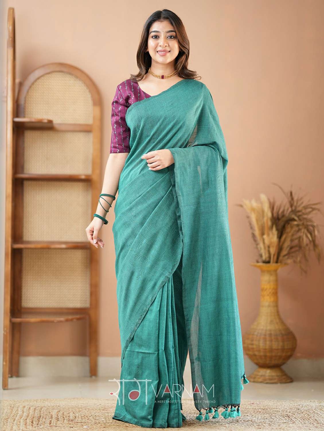 women solid handloom saree with blouse