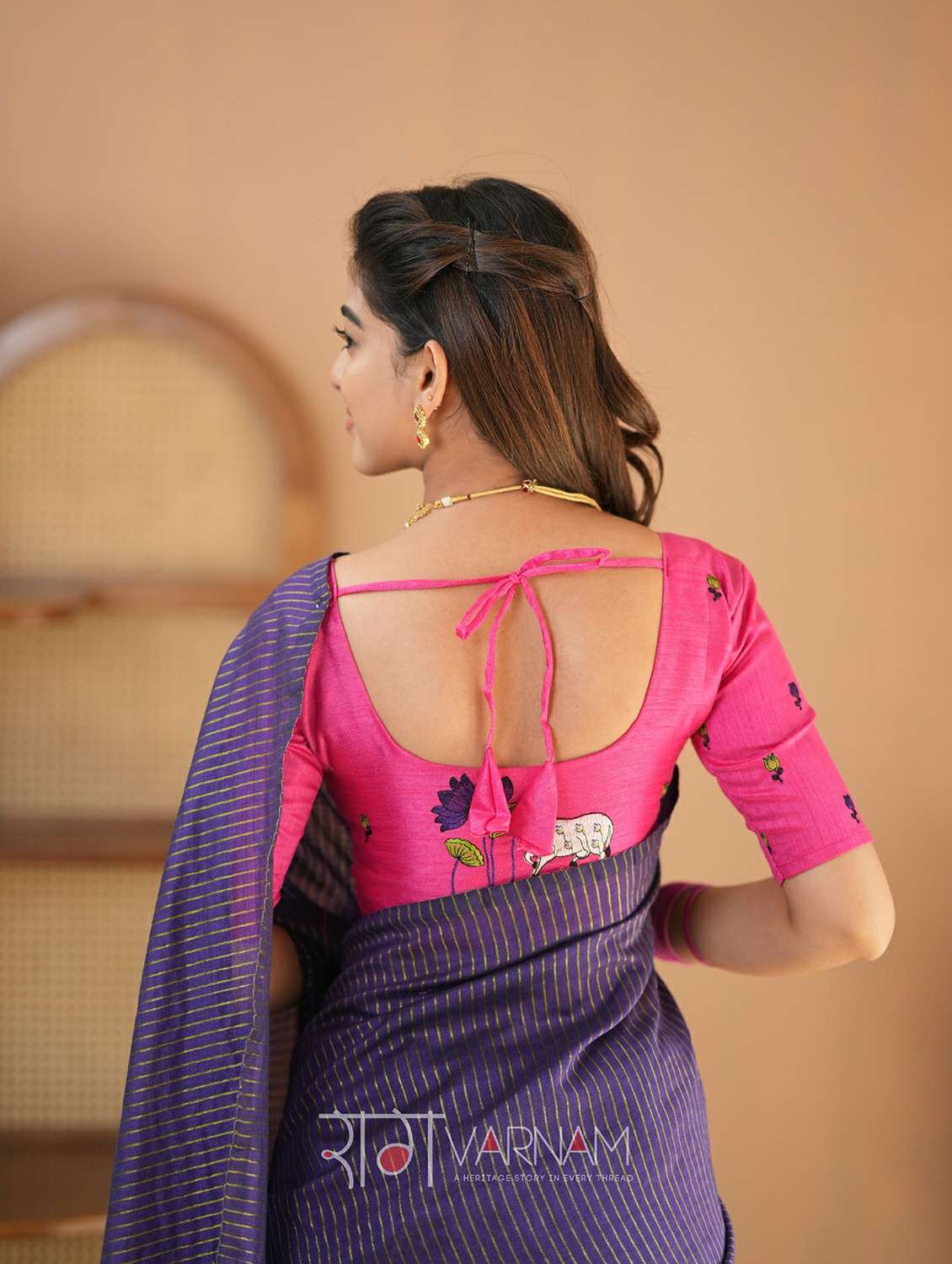 women striped handloom saree with blouse - 22145082 -  Standard Image - 3