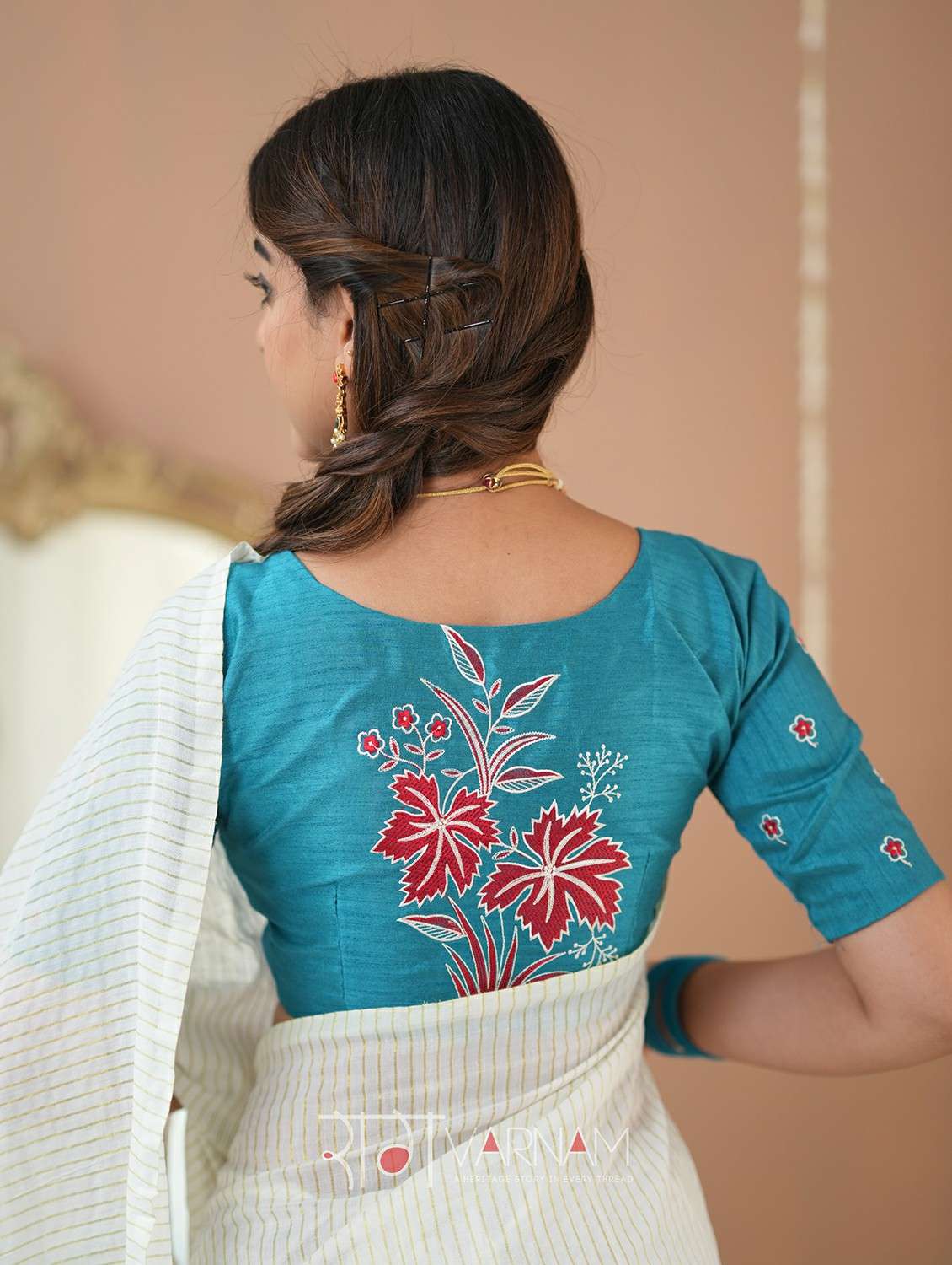 women striped handloom saree with blouse - 22145083 -  Standard Image - 3