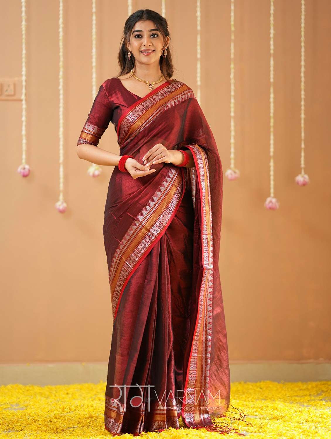 women solid with bordered handloom saree with blouse