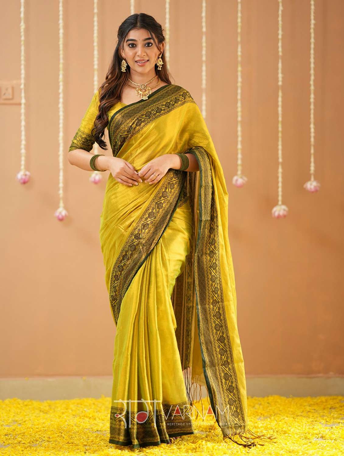 women solid with bordered handloom saree with blouse - 22145094 -  Zoom Image - 0