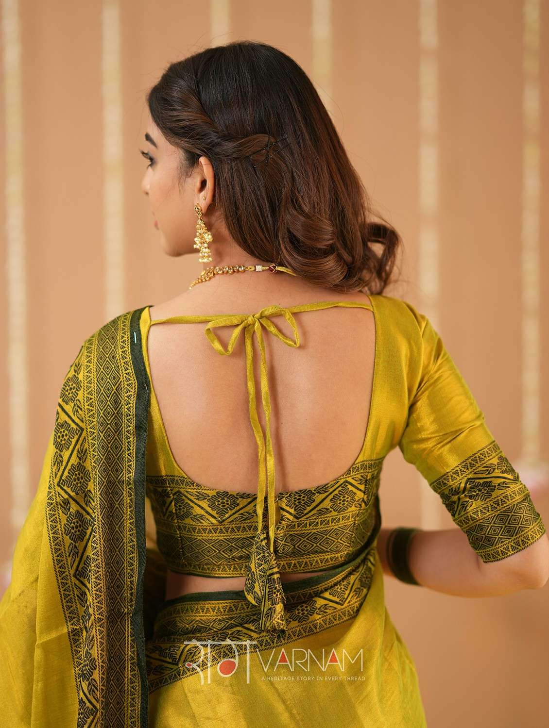 women solid with bordered handloom saree with blouse - 22145094 - Standard Image - 3