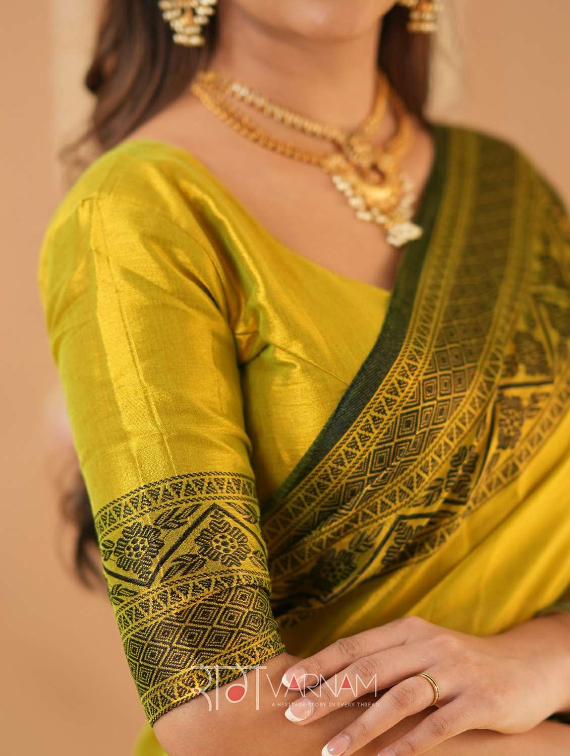 women solid with bordered handloom saree with blouse - 22145094 - Standard Image - 5