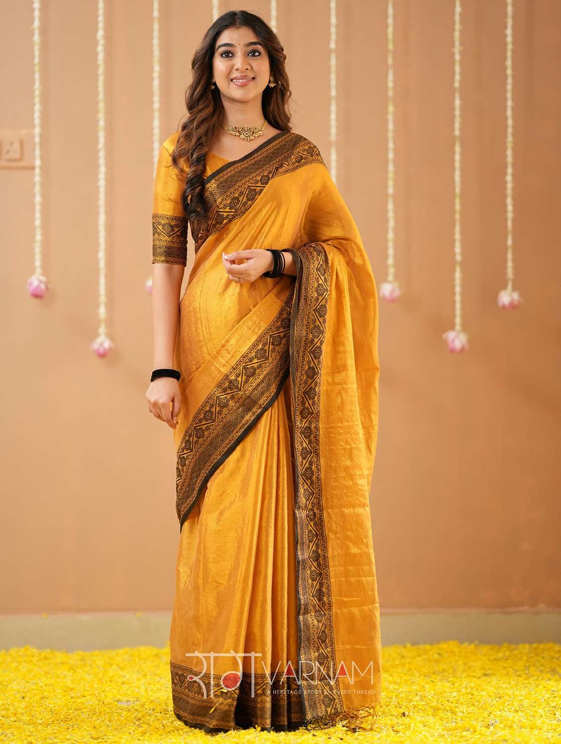 women solid with bordered handloom saree with blouse