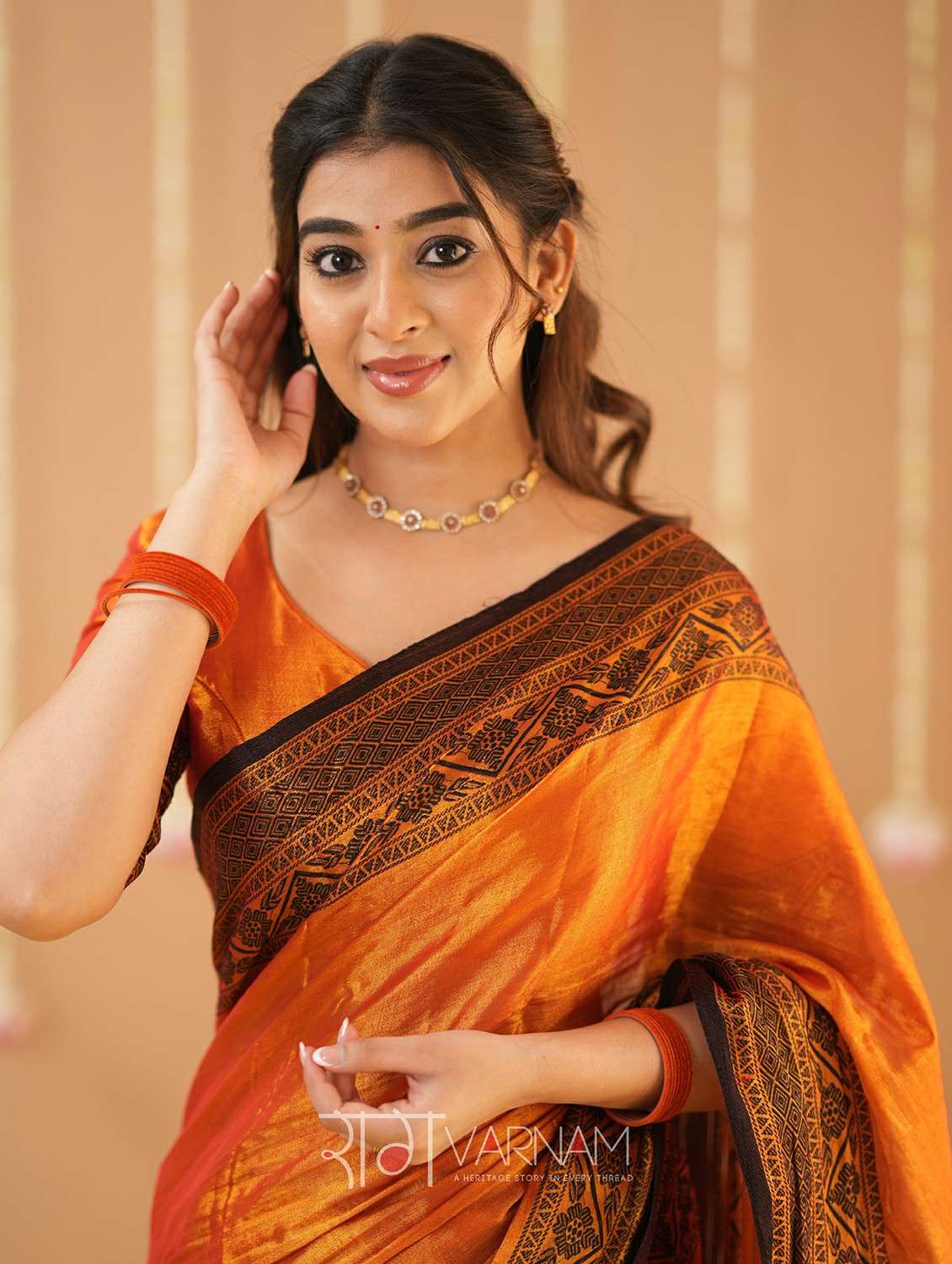 women solid with bordered handloom saree with blouse - 22145096 -  Standard Image - 3