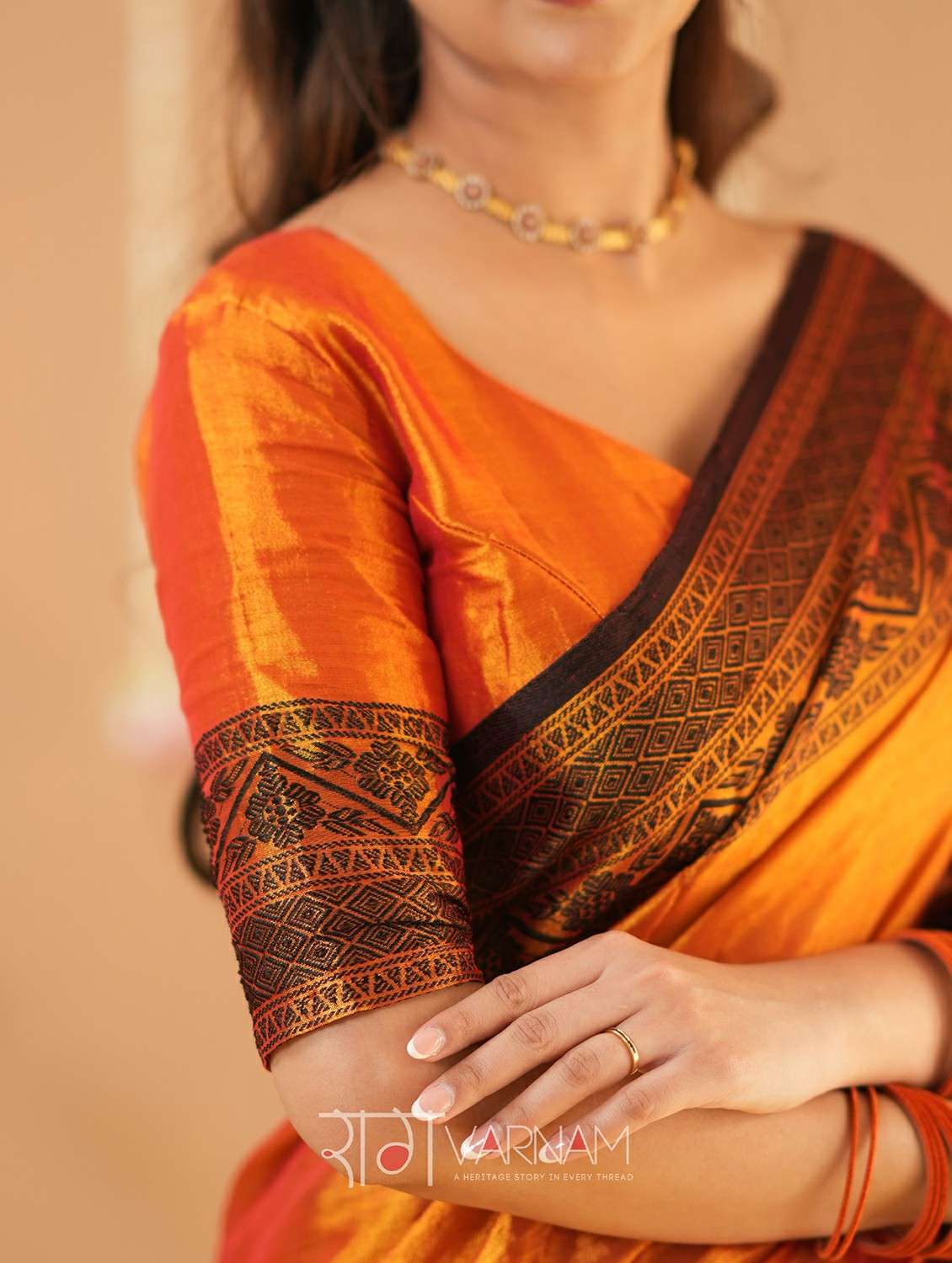 women solid with bordered handloom saree with blouse - 22145096 -  Standard Image - 5