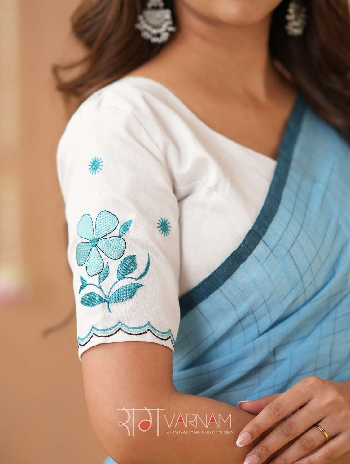 women self design handloom saree with blouse - 22145100 -  Standard Image - 5