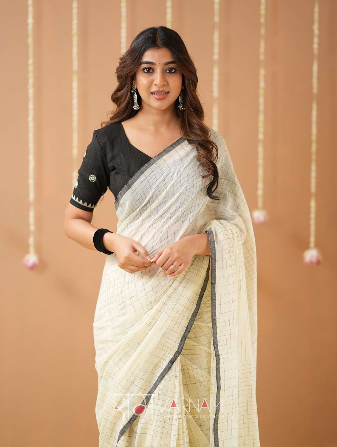 women self design handloom saree with blouse - 22145102 -  Standard Image - 3