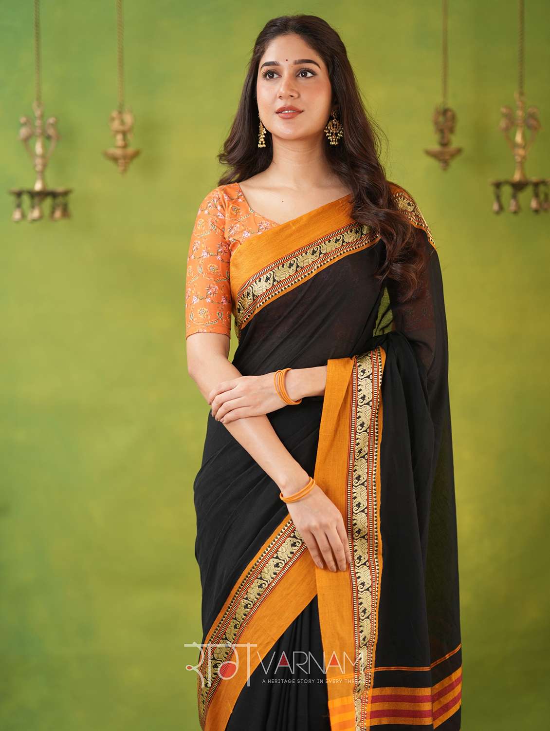 women solid with bordered narayanpet saree with blouse - 22145120 -  Standard Image - 3