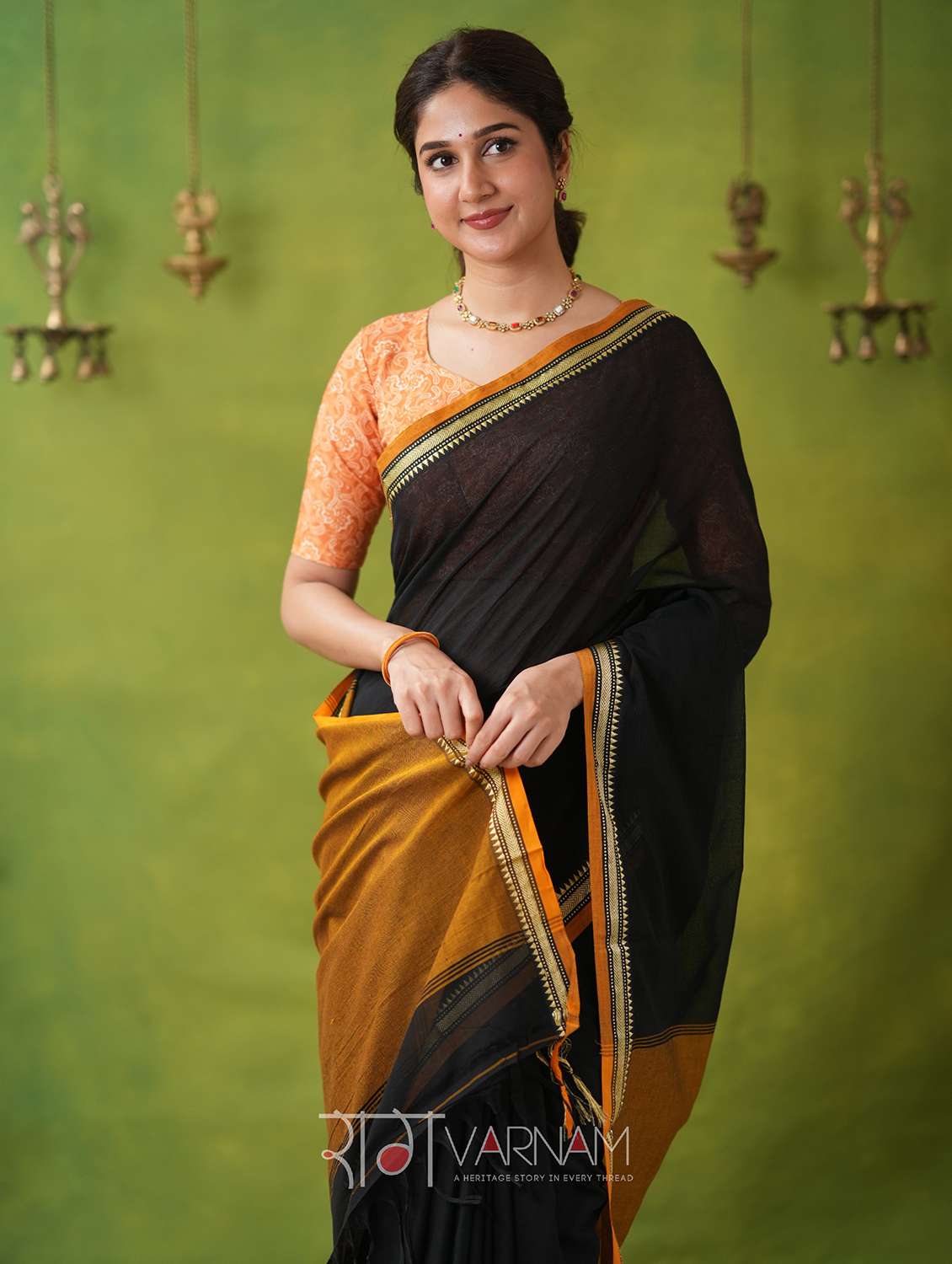 women solid with bordered narayanpet saree with blouse - 22145129 -  Standard Image - 3