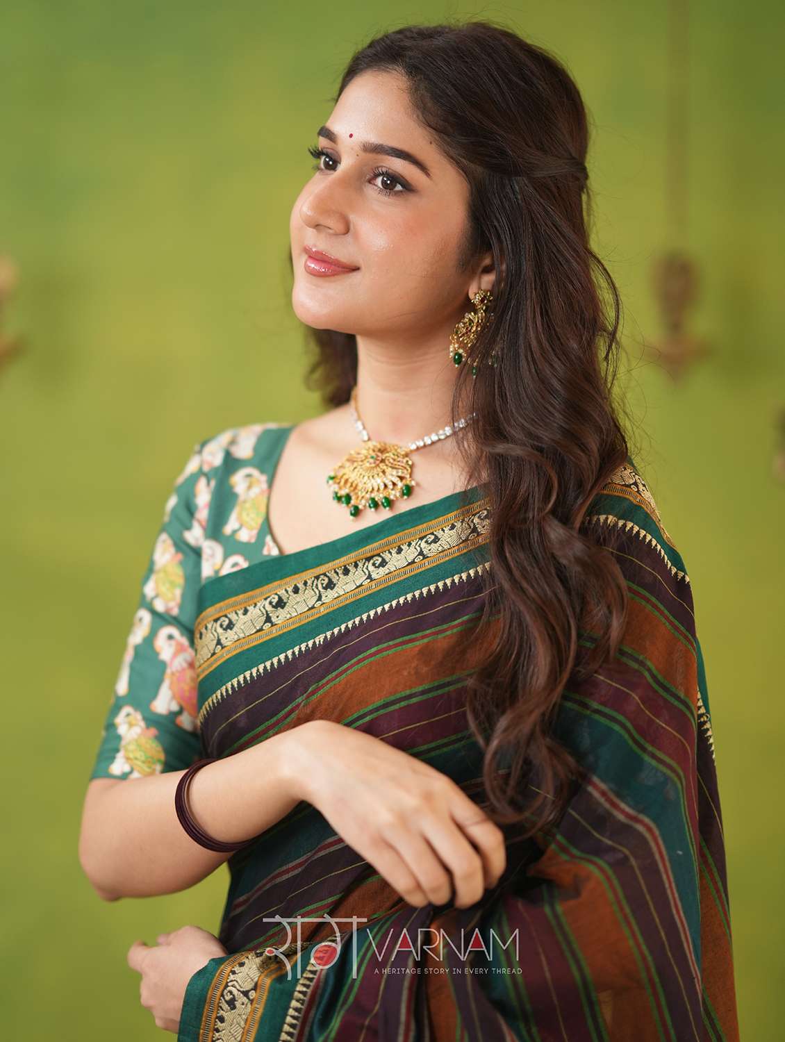 women striped narayanpet saree with blouse - 22145132 - Standard Image - 3
