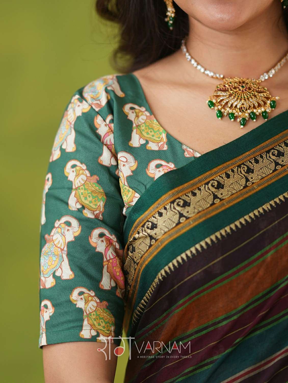 women striped narayanpet saree with blouse - 22145132 - Standard Image - 5