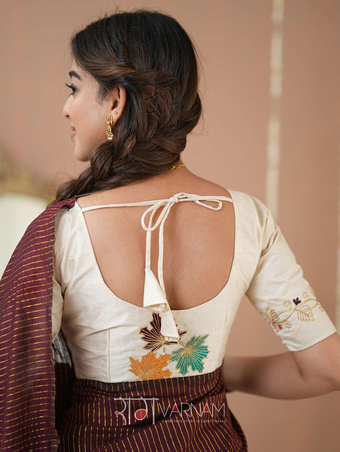 women striped handloom saree with blouse - 22145140 - Standard Image - 3