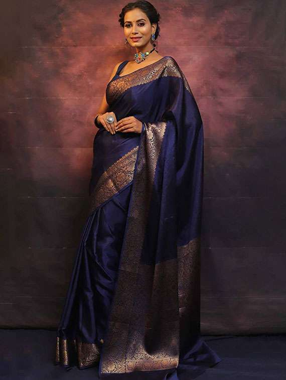 women solid with bordered saree with blouse