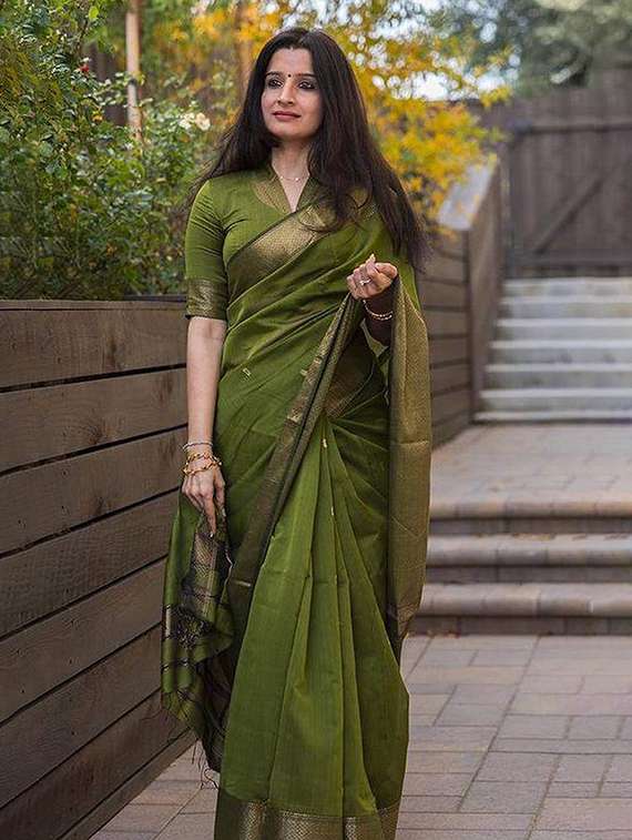 women self design handloom saree with blouse - 22145266 - Zoom Image - 0