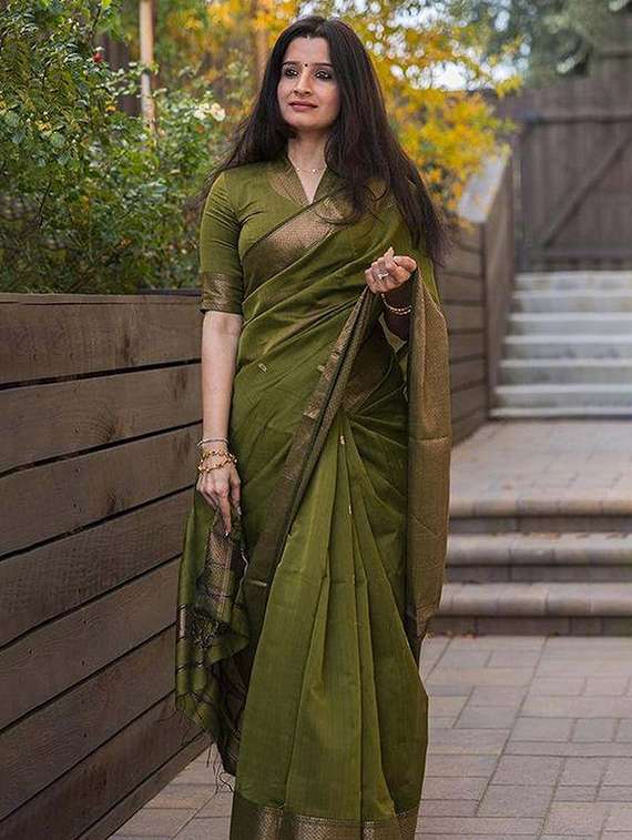 women self design banarasi saree with blouse