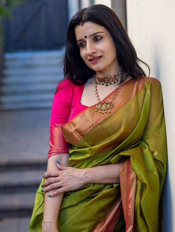 women self design banarasi saree with blouse - 22145269 -  Standard Image - 3