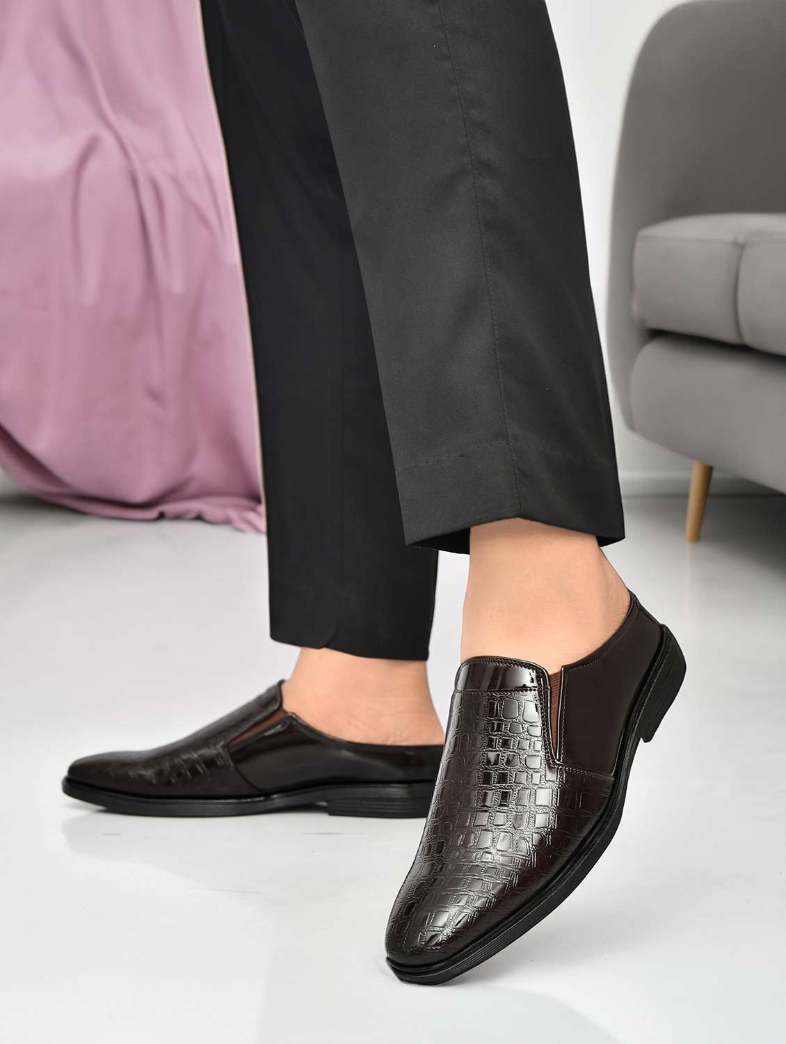 men textured slip on casual shoes