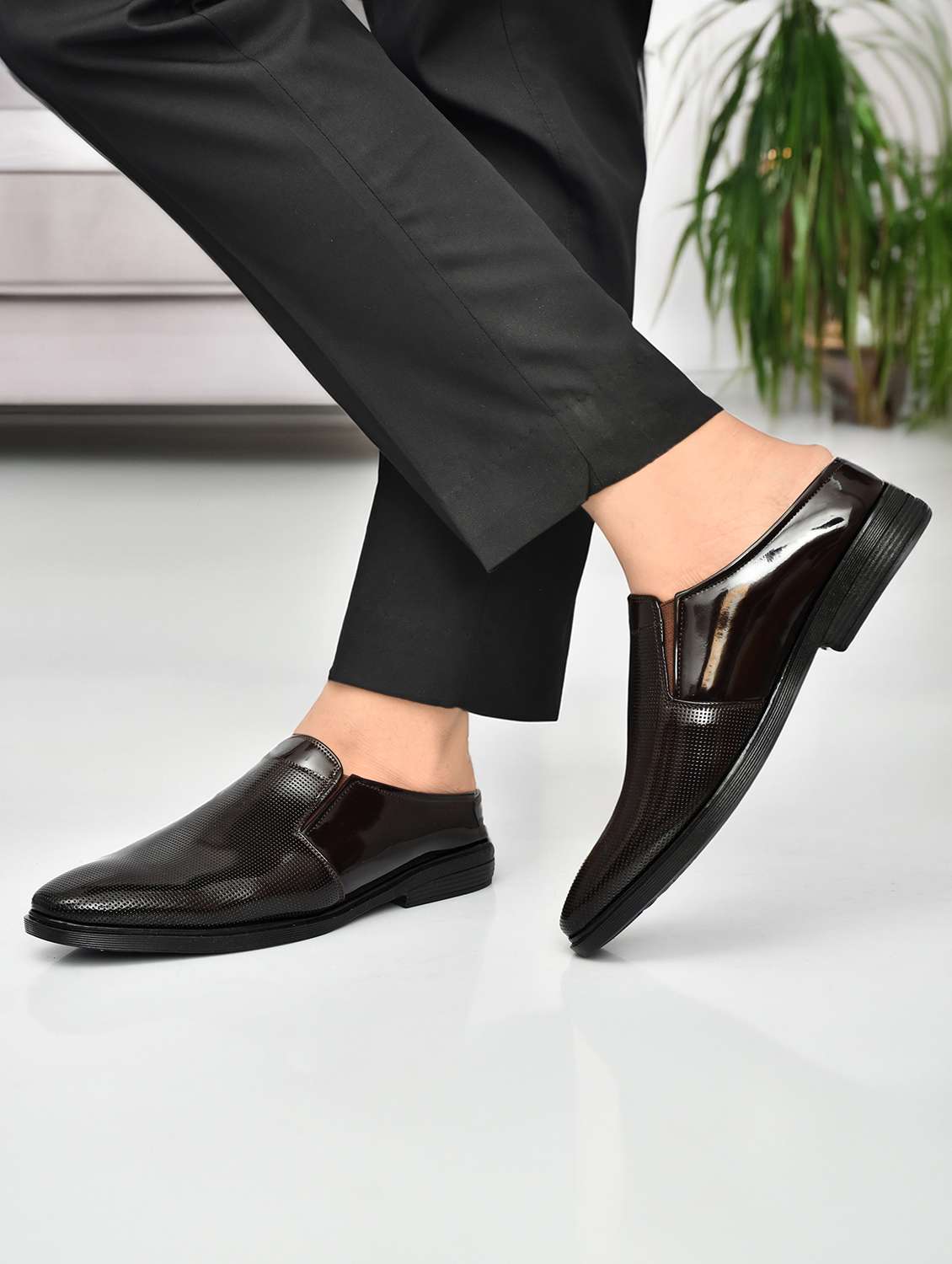 men textured slip on casual shoes