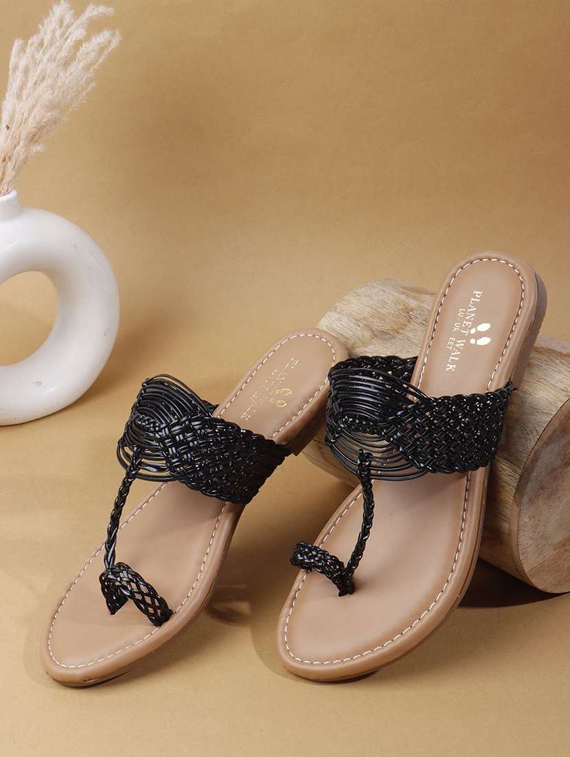 women textured one toe flat sandal