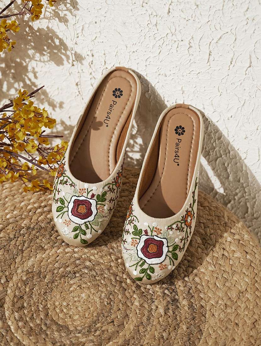 women embroidered slip on jutis