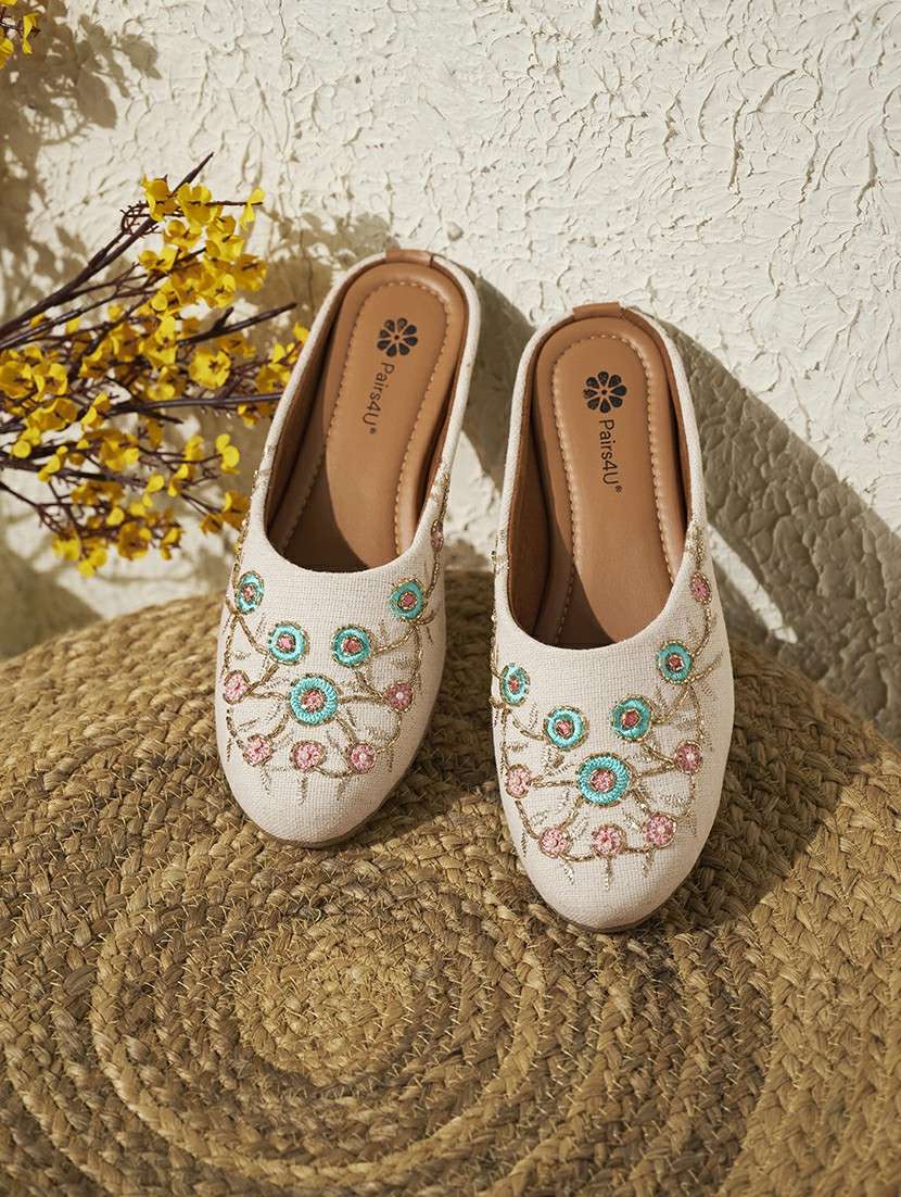 women embroidered slip on jutis