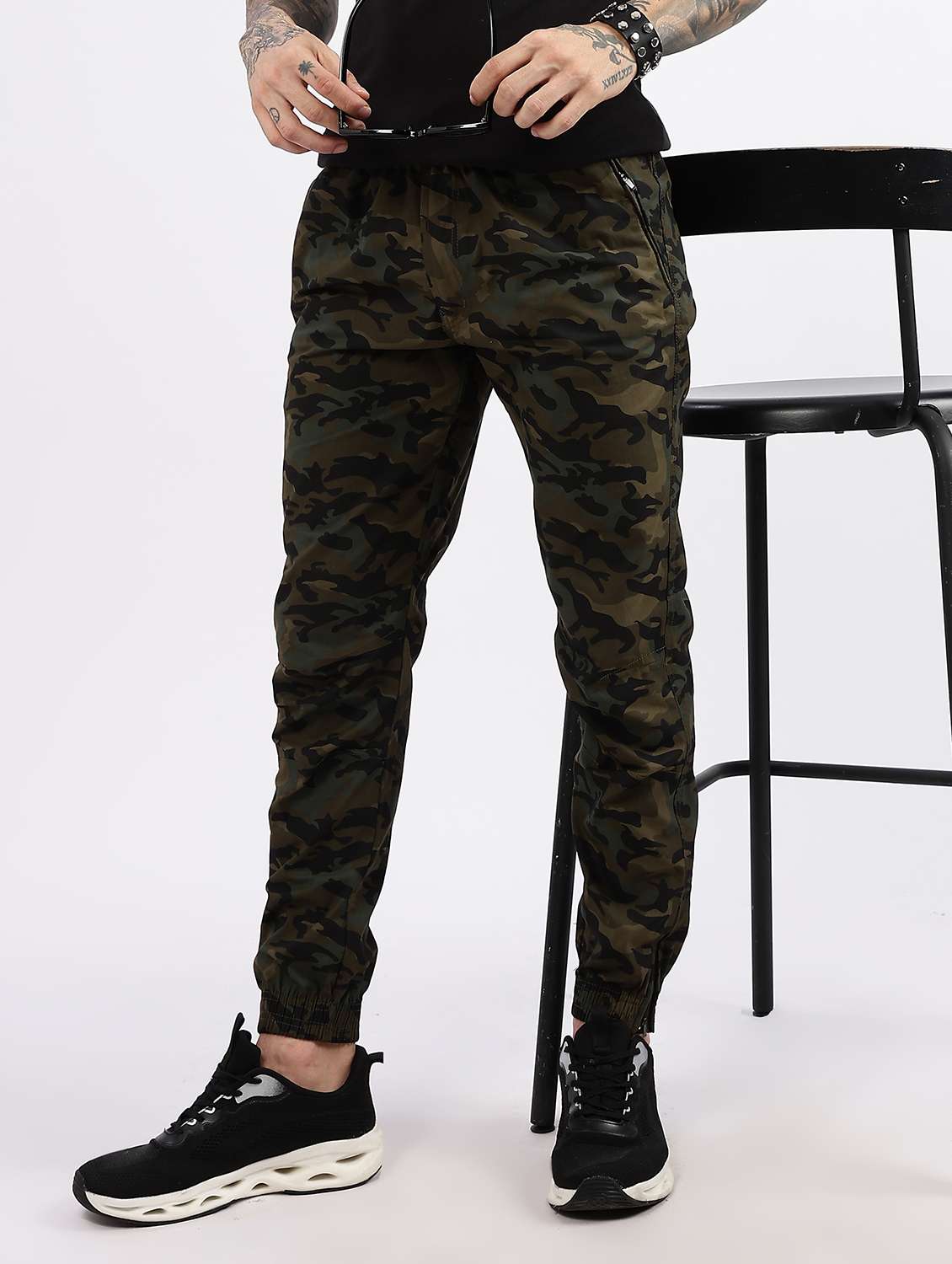 men camouflage mid rise regular fit jogger