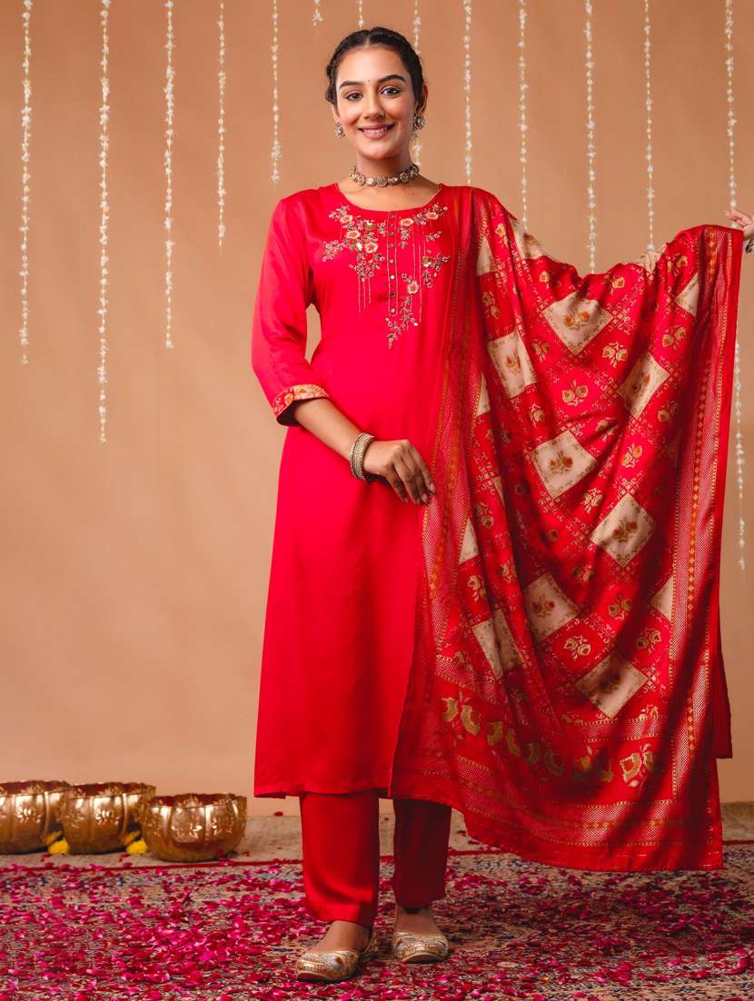 women embroidered three quarter sleeve kurta pant with dupatta set