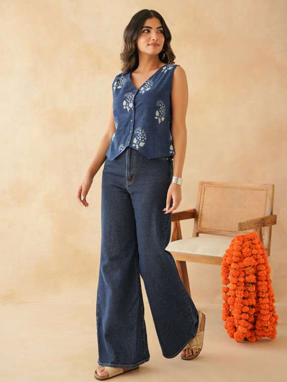 women block print sleeveless vest top - 22147737 -  Standard Image - 3