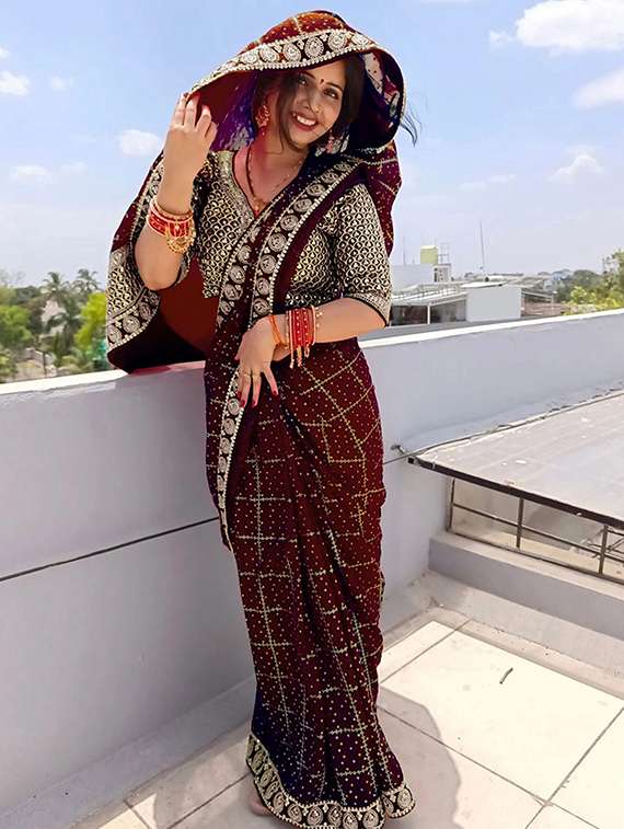 women bandhani printed bordered saree with blouse - 22148143 -  Zoom Image - 0