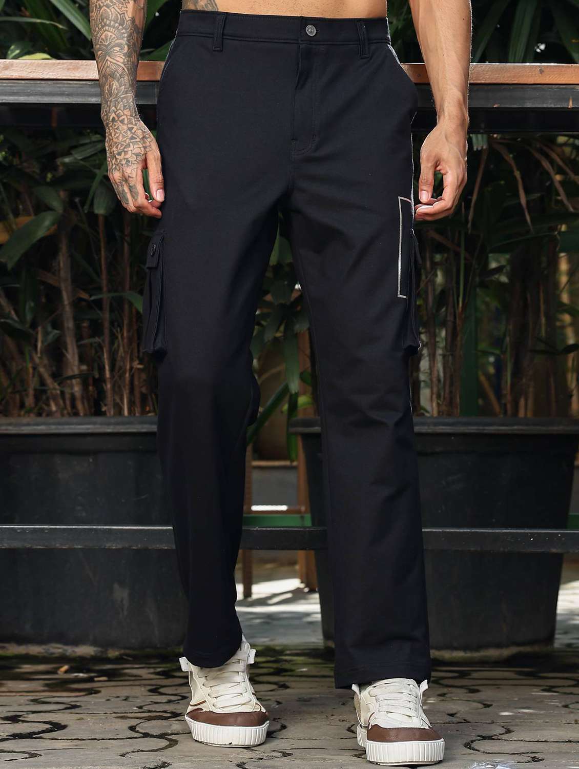 men solid mid rise regular fit cargo 