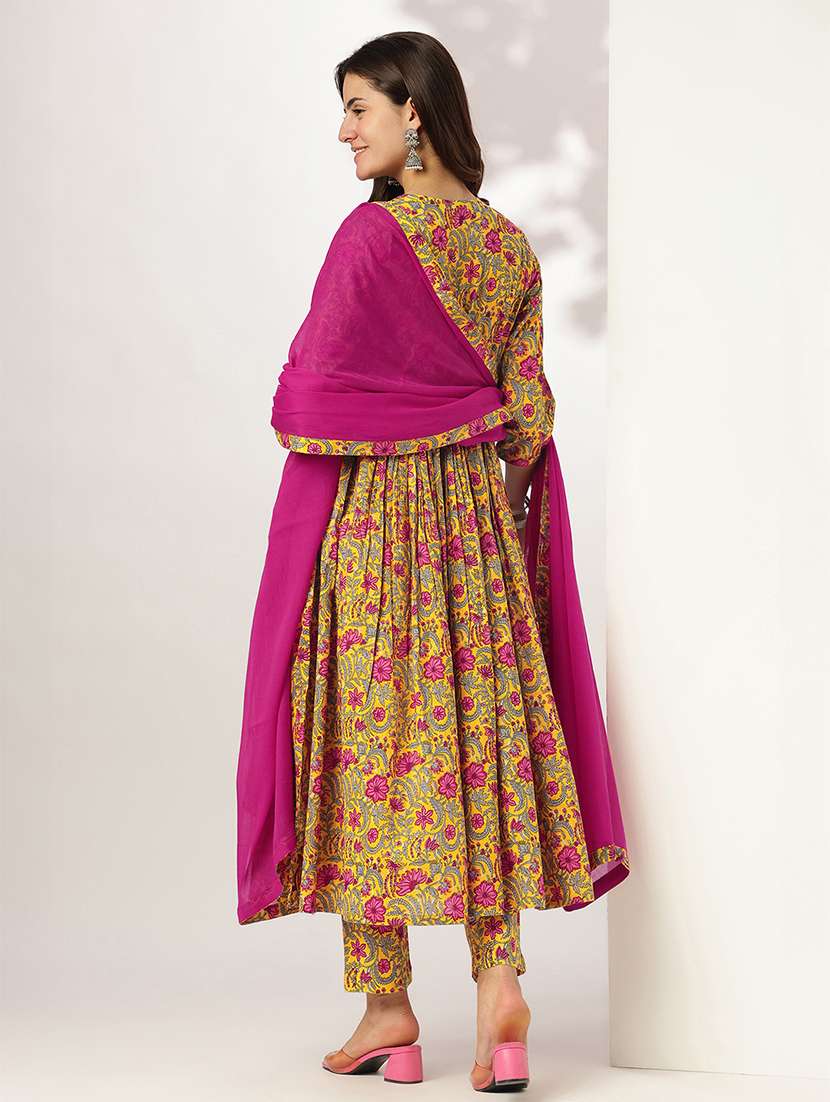 women floral three quarter sleeve kurta pant with dupatta set - 22156227 -  Standard Image - 3