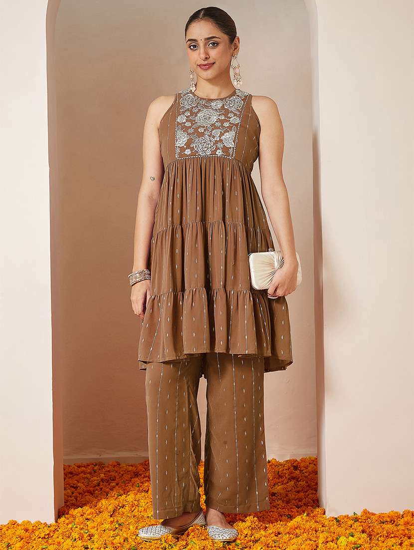 women embroidered sleeveless kurta palazzo set