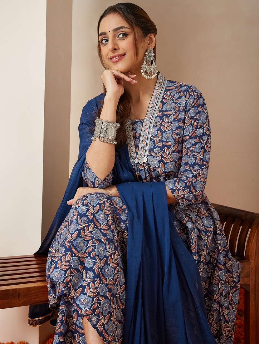 women embroidered three quarter sleeve kurta pant with dupatta set - 22156308 -  Standard Image - 5