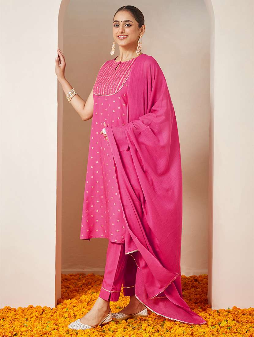 women foil print sleeveless kurta pant dupatta set - 22156370 -  Standard Image - 3