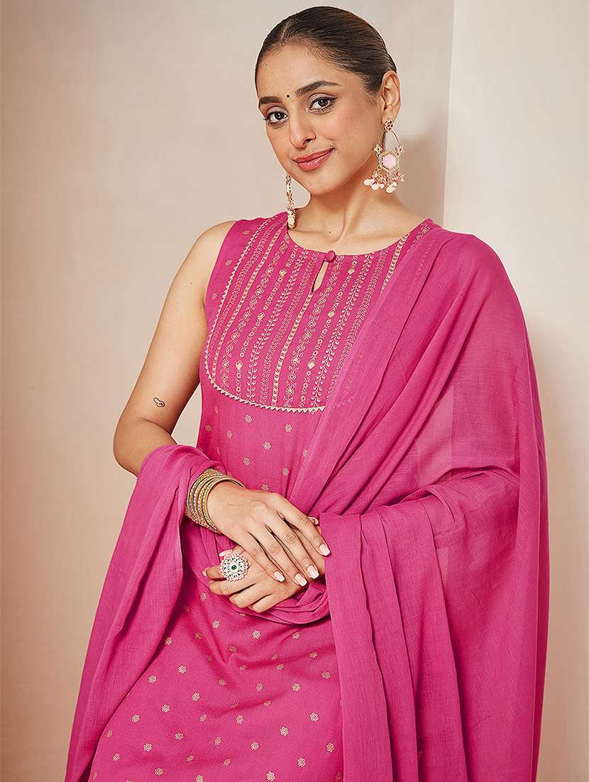 women foil print sleeveless kurta pant dupatta set - 22156370 -  Standard Image - 5