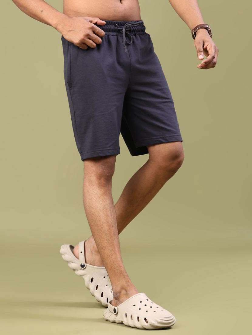 men typographic mid rise regular fit shorts