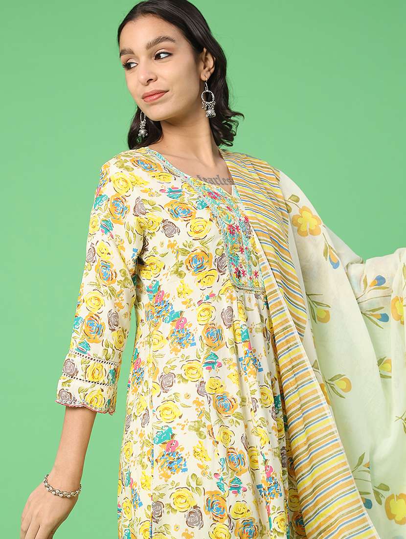 women floral three quarter sleeve kurta pant with dupatta set - 22160853 -  Standard Image - 3